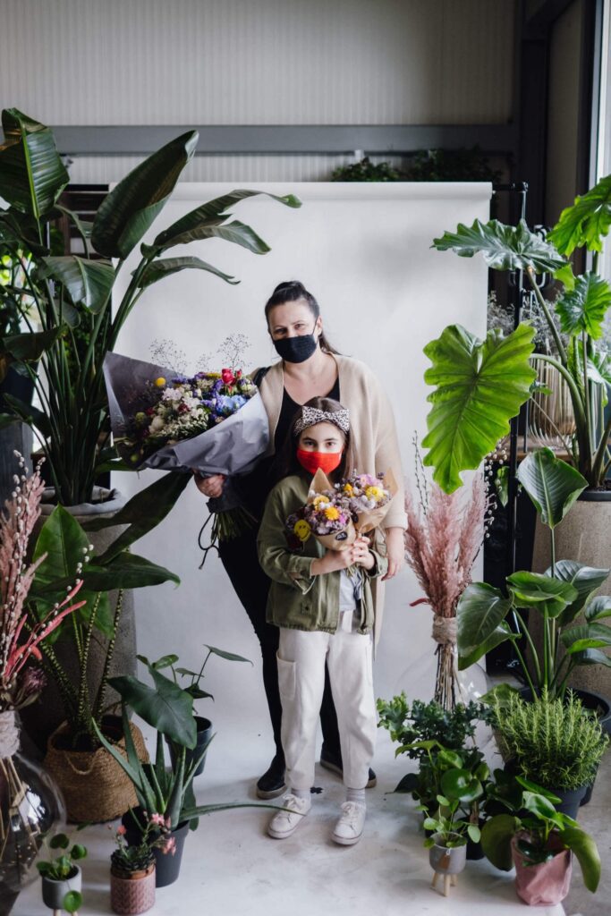 familienshooting im blumenladen Maskenporträts im Blumenladen