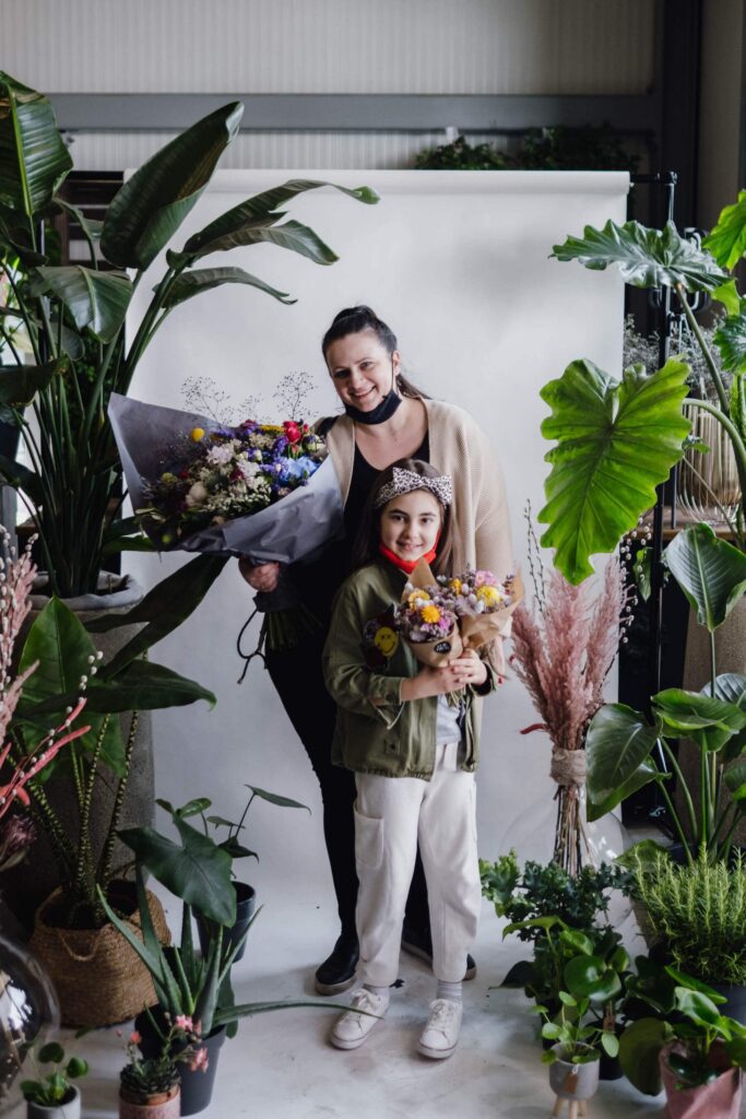 Maskenporträts im Blumenladen