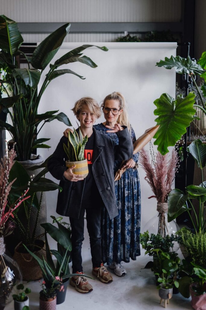 stylische masken - Maskenporträts im Blumenladen