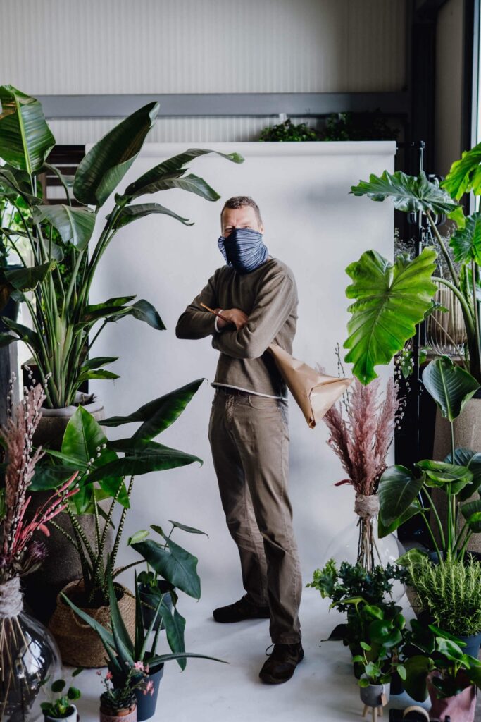 Maskenporträts im Blumenladen