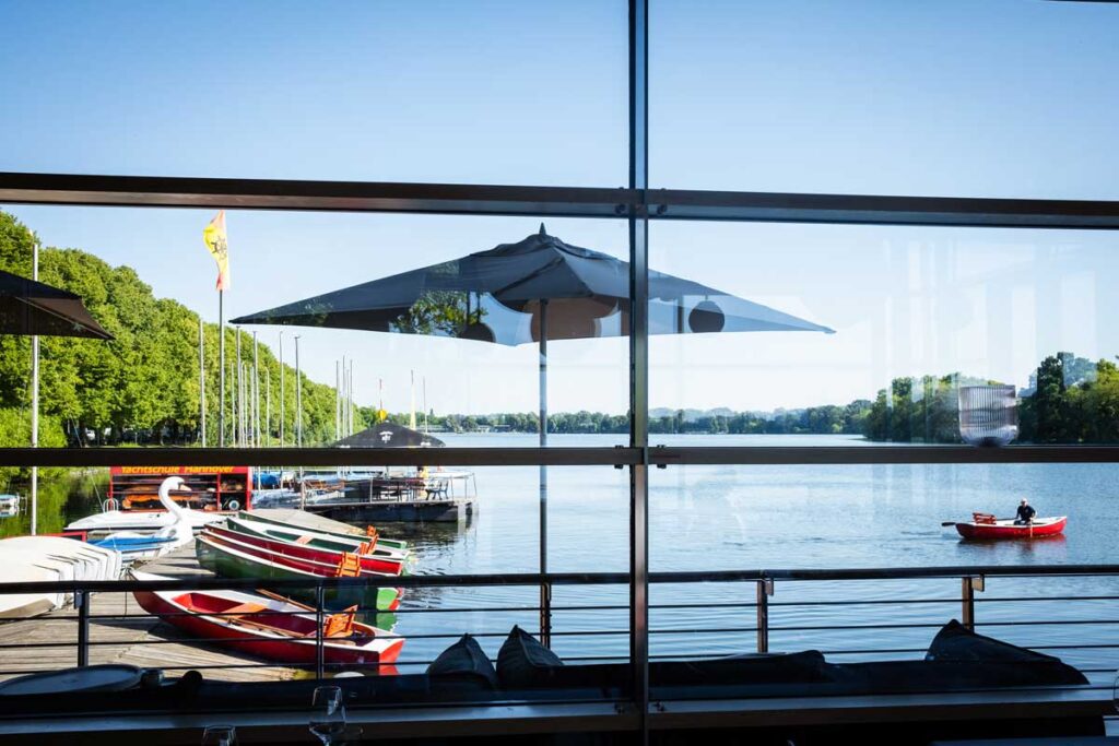 Pier 51 Hannover moderne Hochzeitslocation am Maschsee mit Glasfront