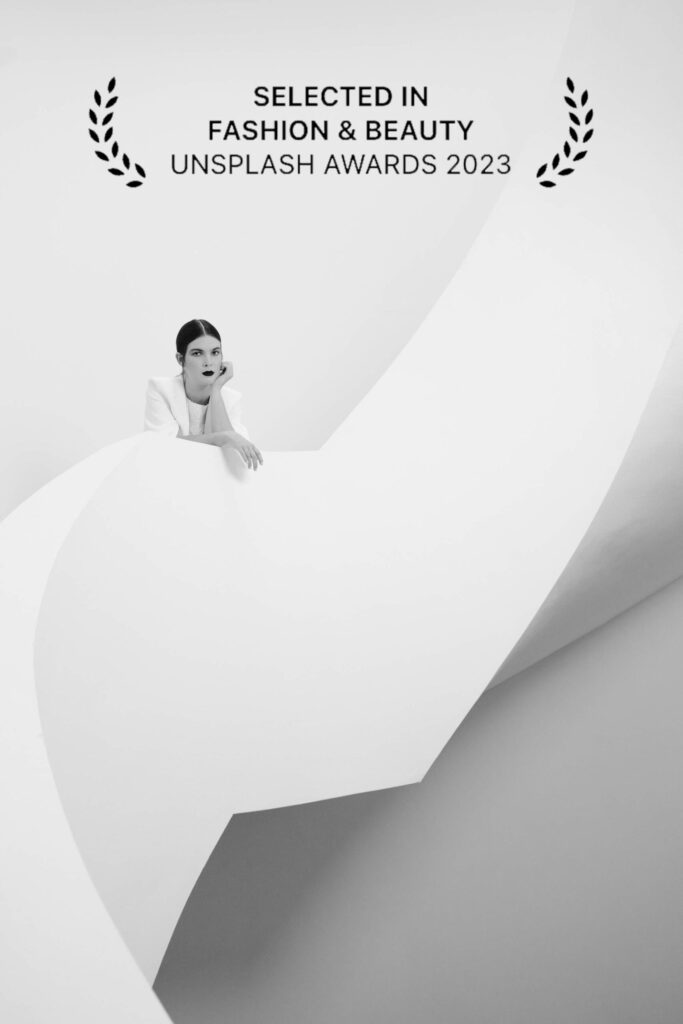 ein minimalistisches bild einer braut in einem geometrisch wunderschönen Treppenaufgang. fotografiert von Filipp Romanovski