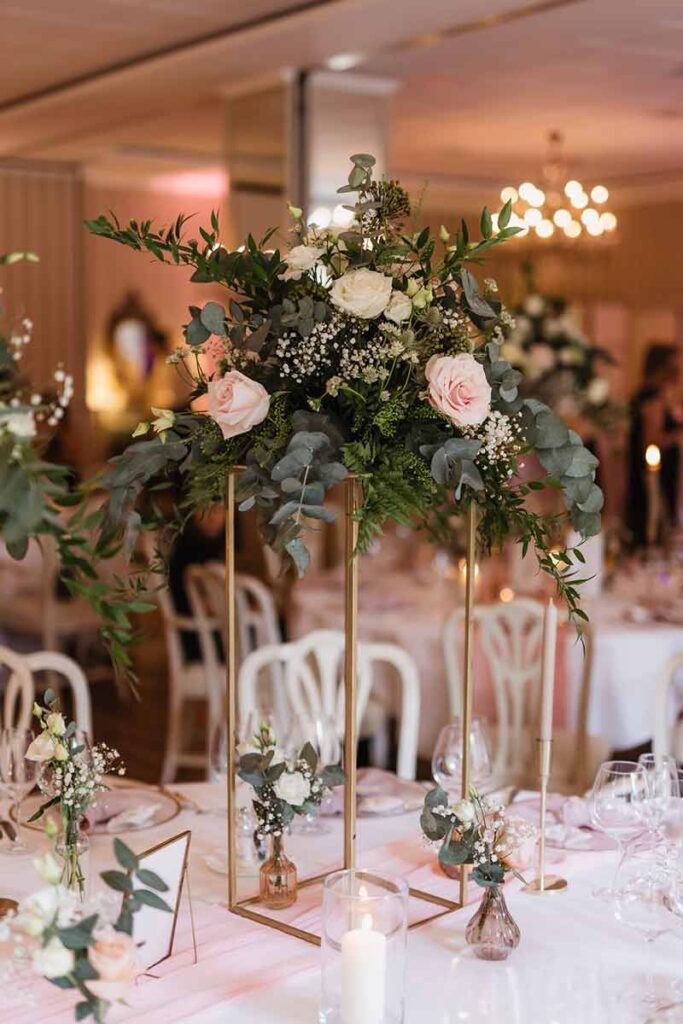 Festliche Tischdekoration und Blumenschmuck für die Hochzeitsfeier in der Zehntscheune des Schlosshotel Münchhausen.