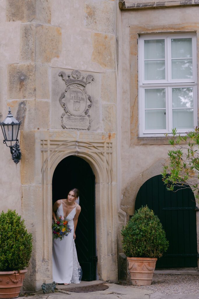 Intimer Moment: Braut überrascht Bräutigam beim First Look, um die Anspannung vor der Zeremonie zu lösen.