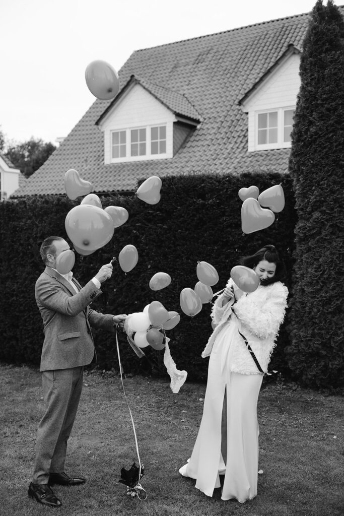 Spontanes Lachen von Gästen auf einer Hochzeit