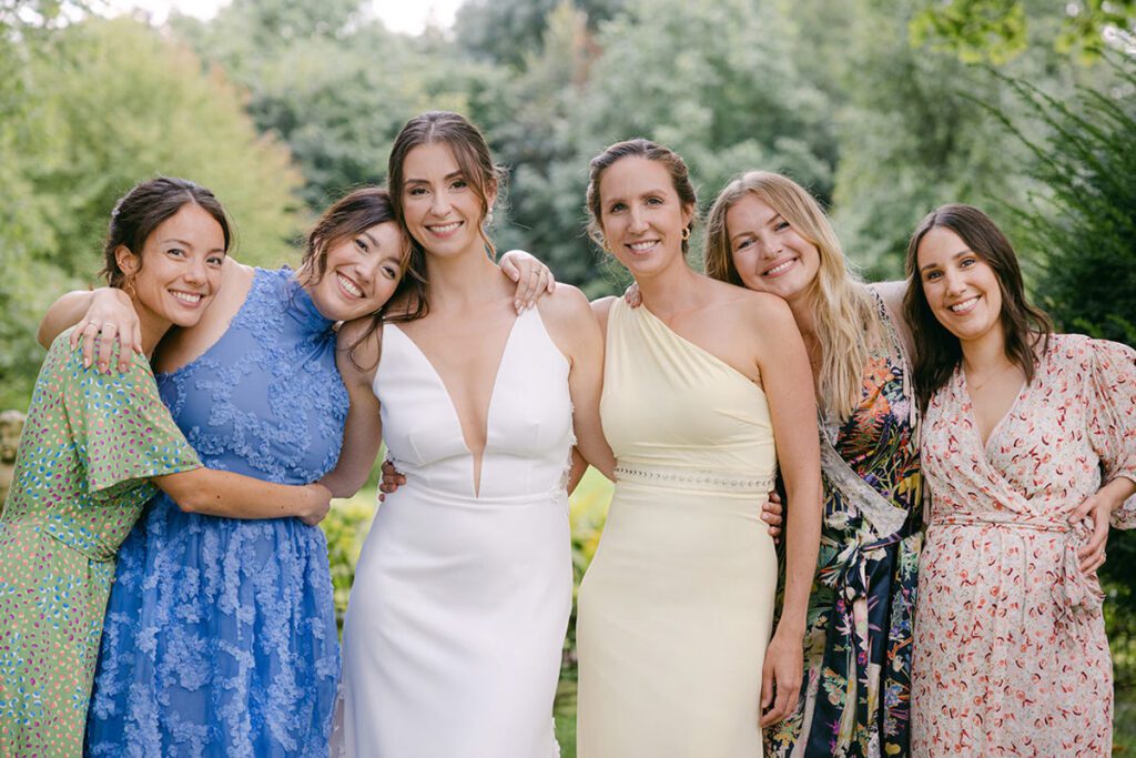 Gruppenfoto der Brautjungfern und Freundinnen, elegant und lachend während der Hochzeitsfeier.