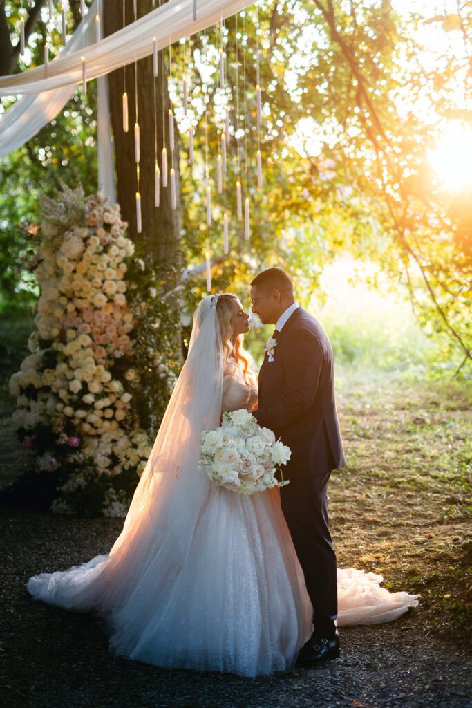 Florist zeigt die Vorderseite eines Brautstraußes bei der Übergabe