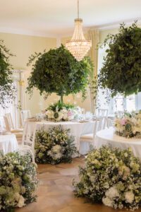 eine wunderschöne und luxuriöse Hochzeitsdekoration fotografiert im Schloss von Hammerstein 2025