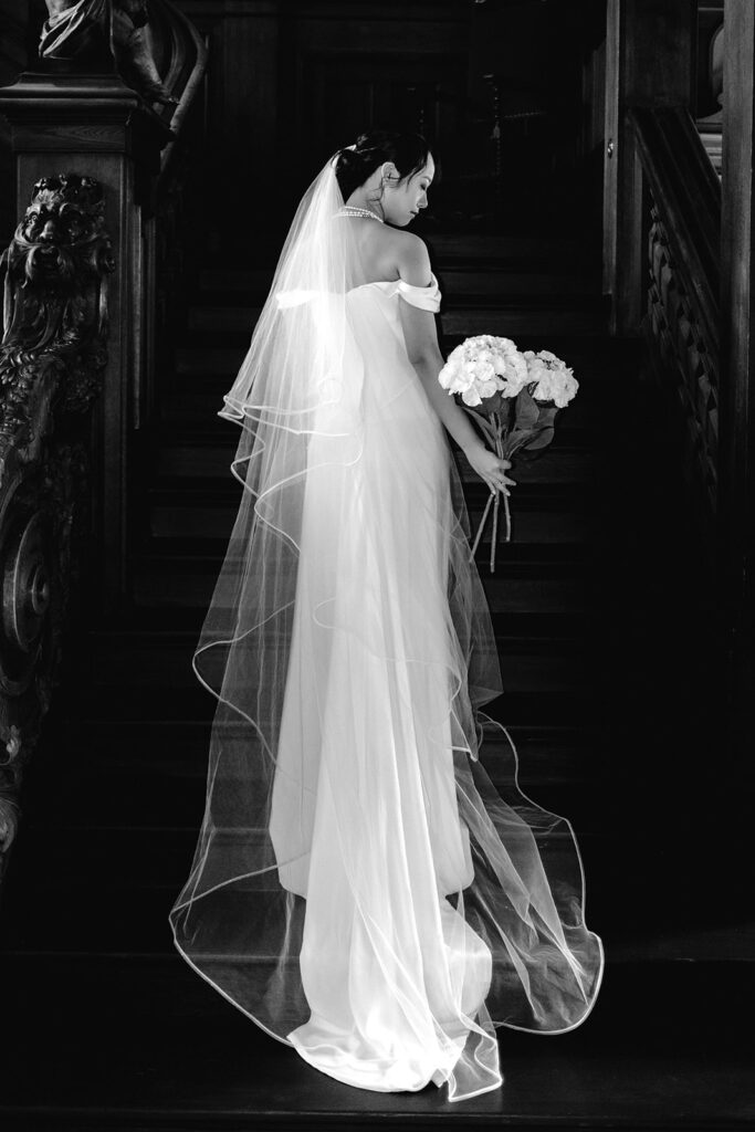 Brautstrauß in der Hand der Braut – Schwarz-Weiß