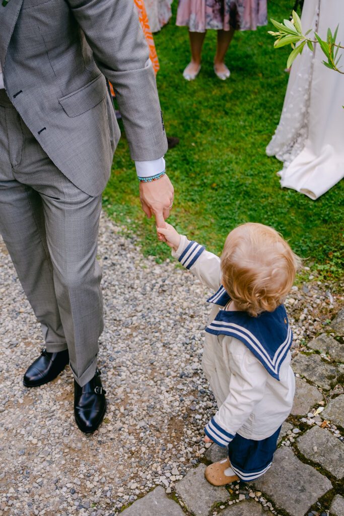 Intimer Stirn-an-Stirn-Moment für emotionale Hochzeitsbilder