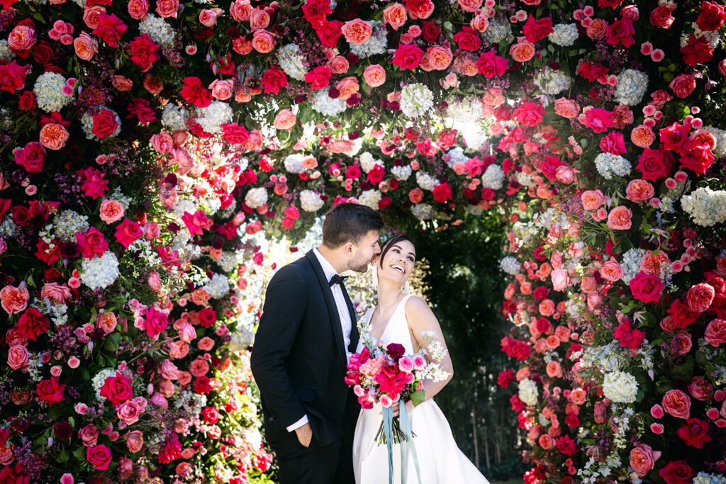 Braut hält den Strauß locker für elegante Portraitpose