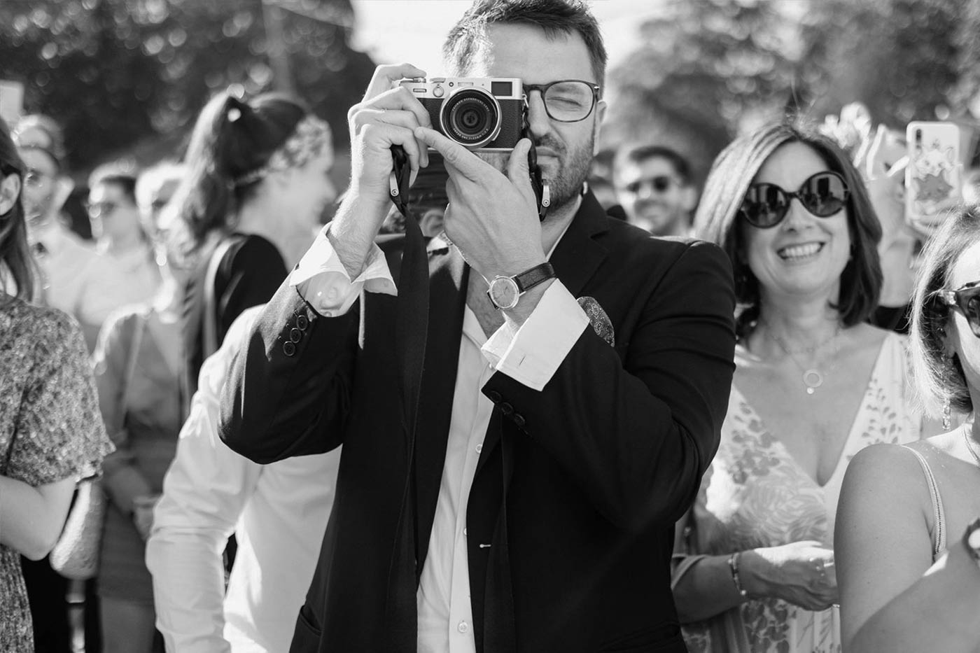 Hochzeitsfotograf Filipp Romanovski mit seiner Fuji Kamera bei der Arbeit. Er fotografiert eine Hochzeit in Frankreich
