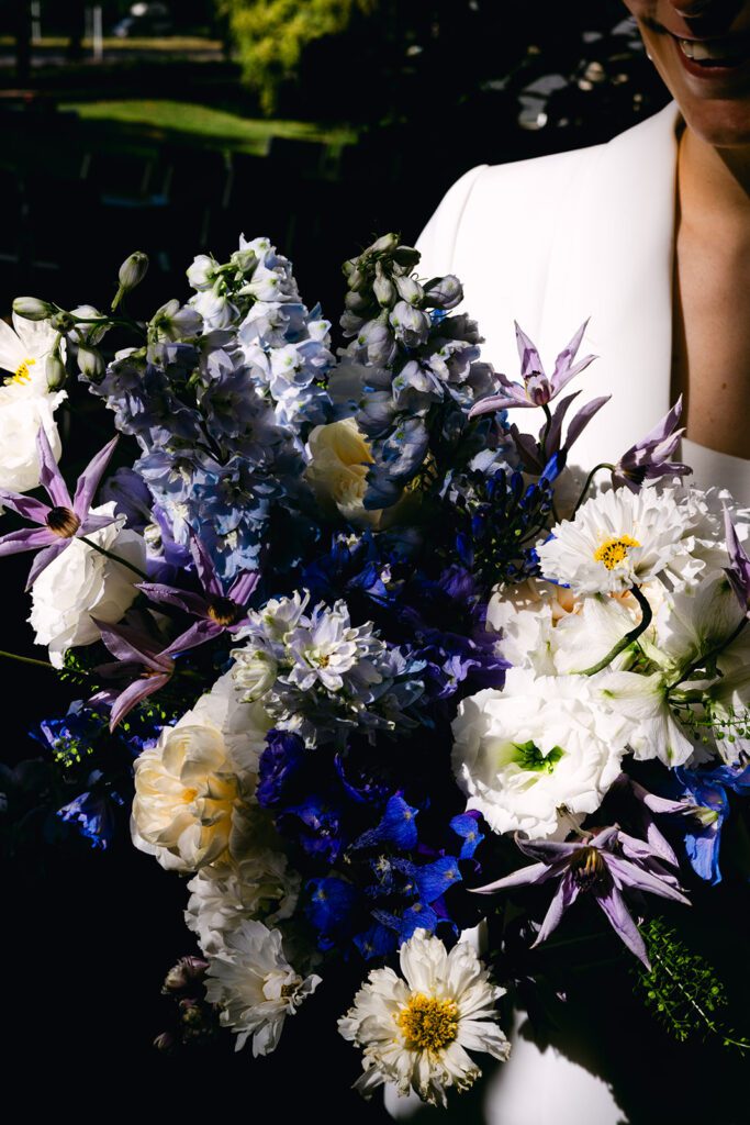 Nahaufnahme Hände und Ringe mit Brautstraußband, Ideen für Fotos
