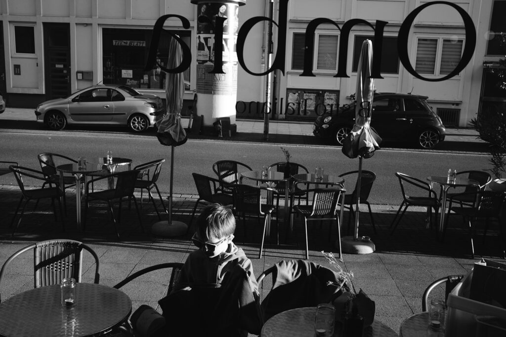 Texturkontrast von Spitze und rauer Mauer in Schwarz-Weiß Hochzeitsfotografie