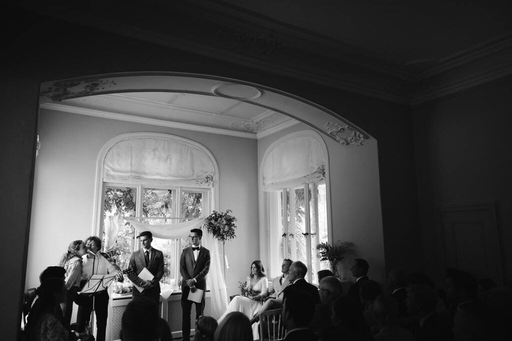 Hochzeit auf Gut Bliestorf – schwar weis trauung