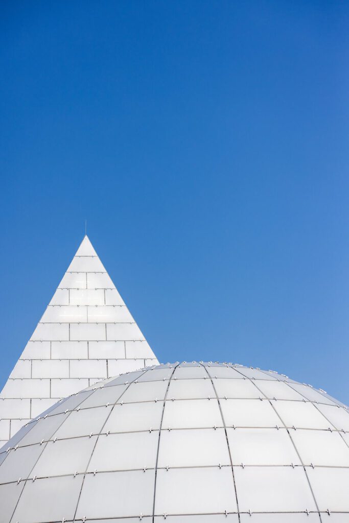 Sonnenlicht fällt futuristisch durch die Metallflächen des dänischen Pavillons