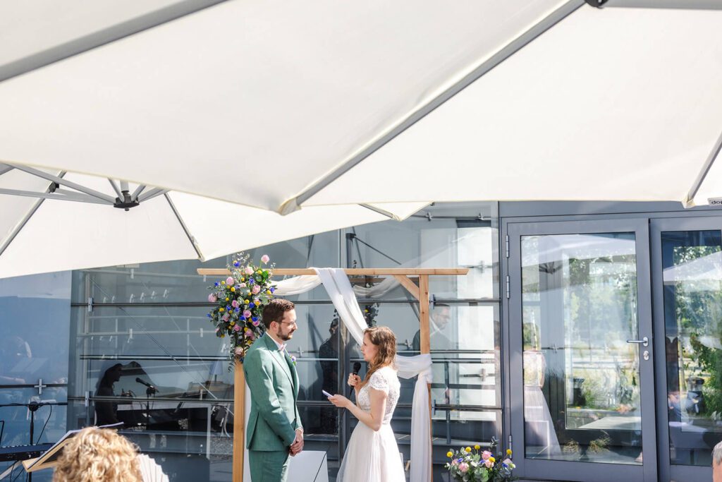 Magdalena und Fabian während ihrer freien Trauung im dänischen Pavillon Hannover.