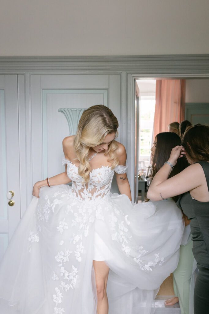 Trauzeugin übergibt der Braut den Brautstrauß am Hochzeitstag