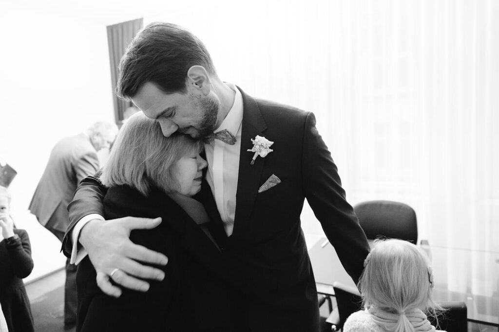 Glückwünsche nach der Trauung auf dem Marktplatz vor dem Alten Rathaus Hannover