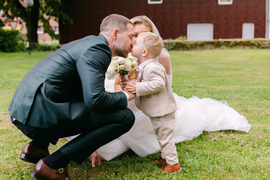 Hochzeitsgäste stoßen nach der Trauung an