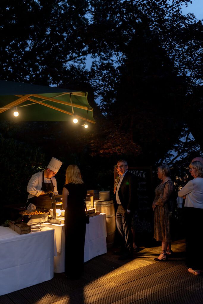Spätsommerliche Stimmung während der Party im Außenbereich im Landhaus am See