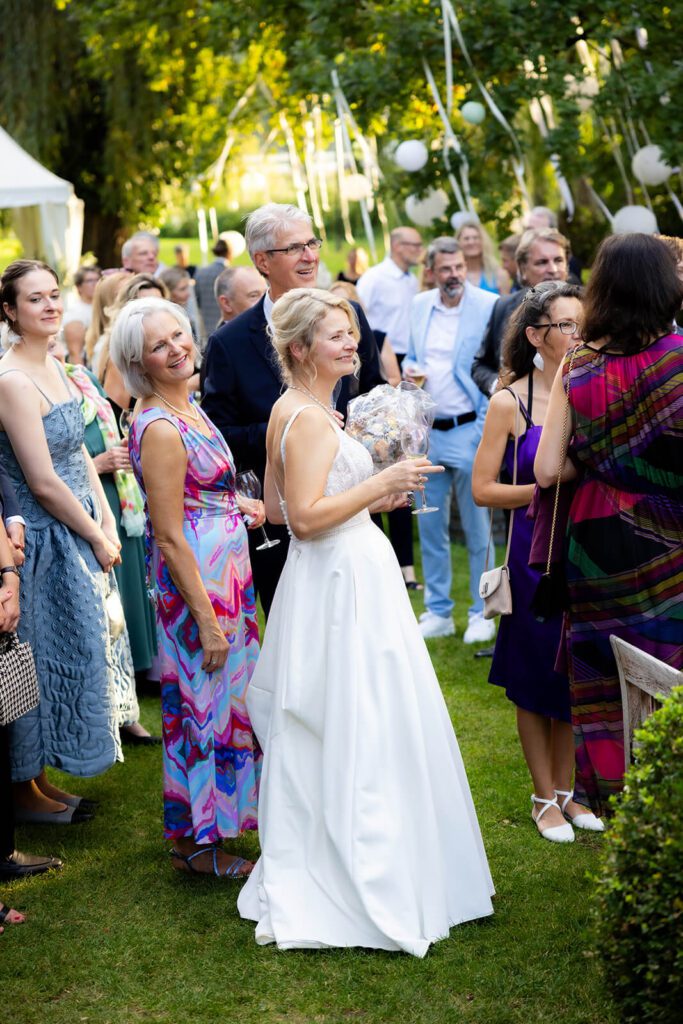 Sommerlicher Empfang mit Gästen unter freiem Himmel im Landhaus am See