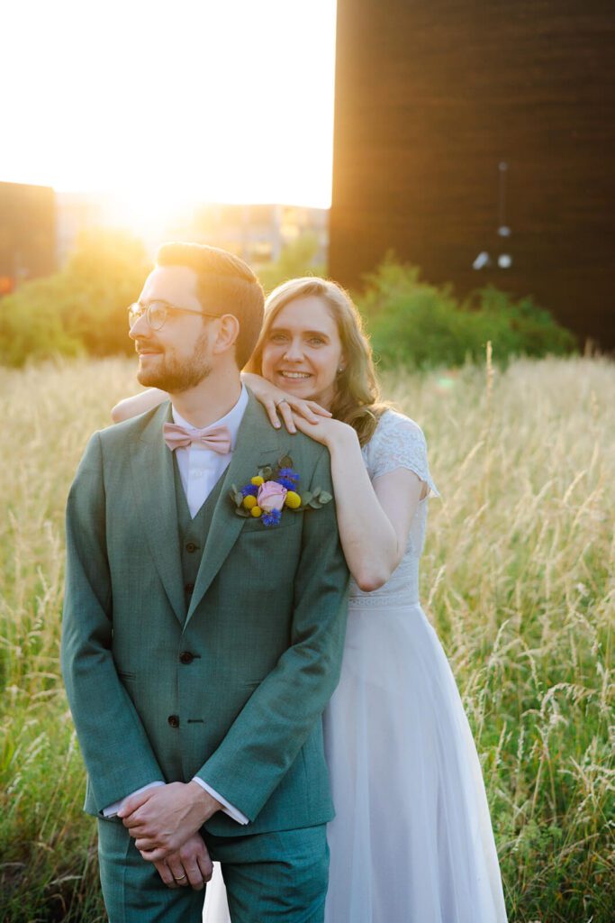 Hochzeitsfotos im nahen Feld bei wunderschönem Sonnenschein