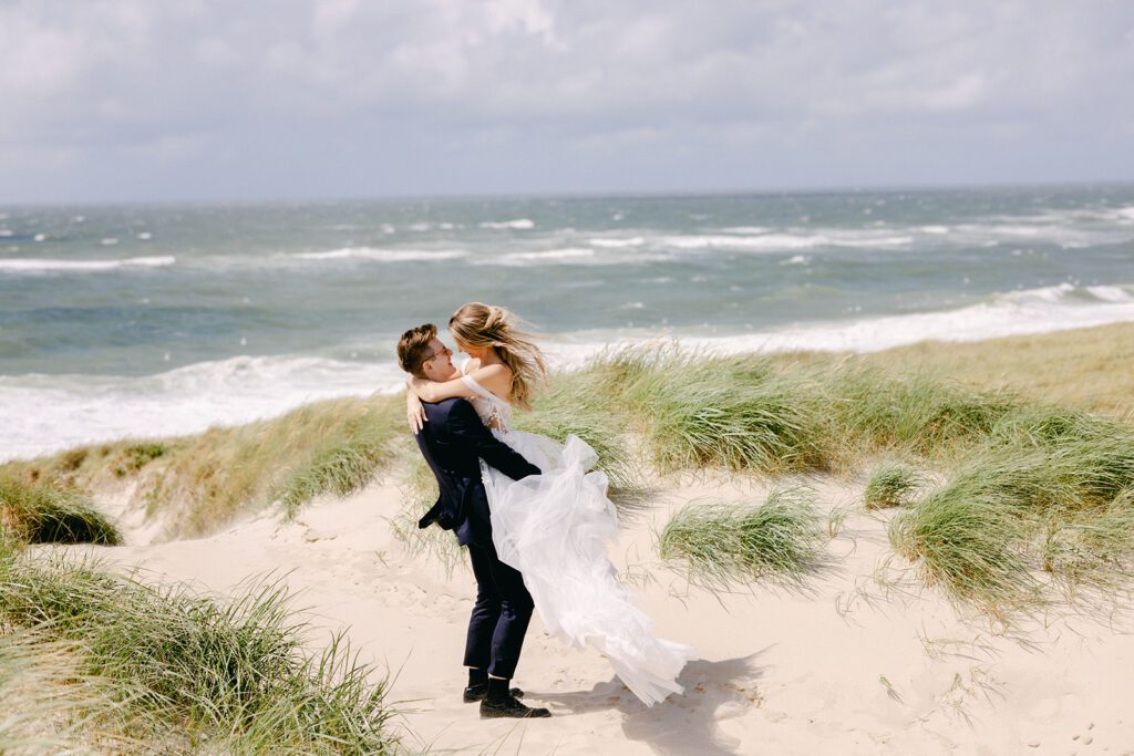 Da sksotet eine Hochzeit auf Sylt - Brautpaar am Strand von Sylt – natürliche Hochzeitsfotos an der Nordsee von eshatklickgemacht.de