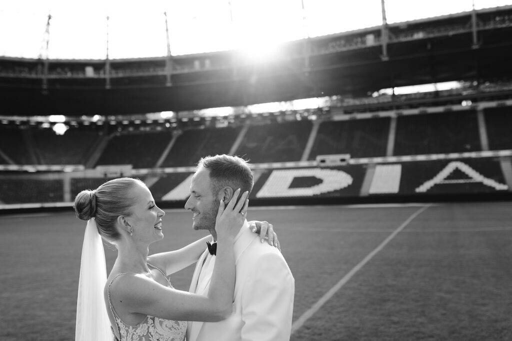 Echte Hochzeitsszene mit Brautpaar während der Trauung. Hochzeitsfotografie vs KI