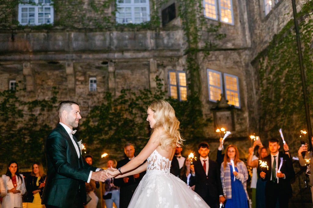 Erster Tanz von Katja und Stefan im festlich dekorierten Schloss-Saal