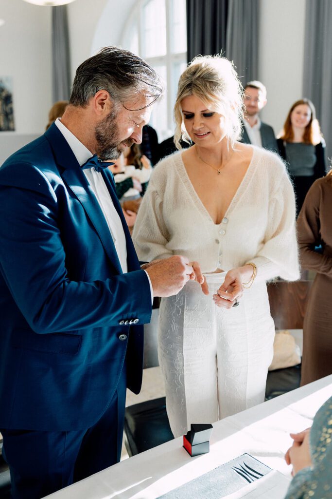 Eheringe auf einem Tisch bei einer Wintertrauung im Standesamt