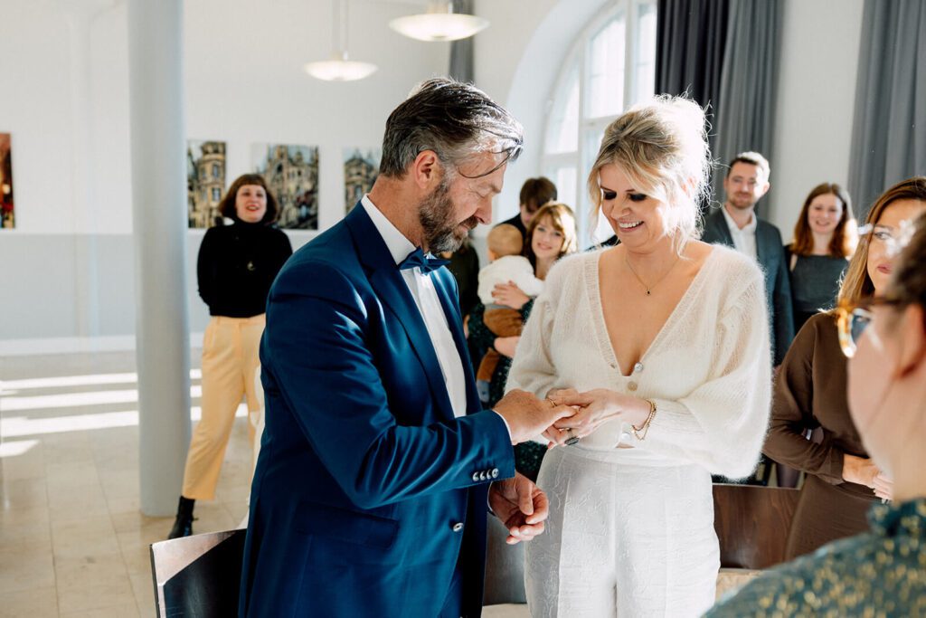 Das Brautpaar tauscht Ringe bei ihrer standesamtliche Trauung im neuen Rathaus in Hannover