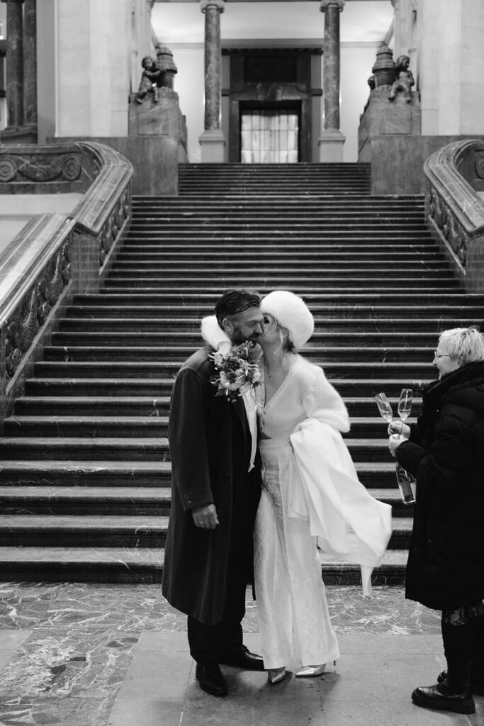 Totale der Lichthalle im Neuen Rathaus Hannover, das Brautpaar steht klein in der Mitte der Halle.