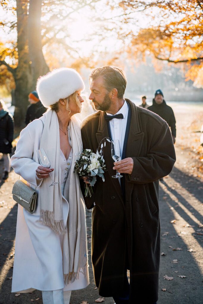 Romantischer Kuss des Brautpaares im winterlichen Maschpark mit Blick auf das Neue Rathaus Hannover