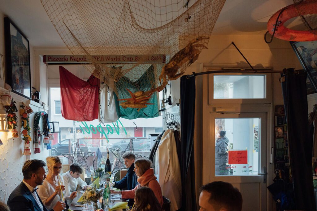 Gäste lachen und unterhalten sich gemütlich bei der Hochzeitsfeier in Hannover Linden