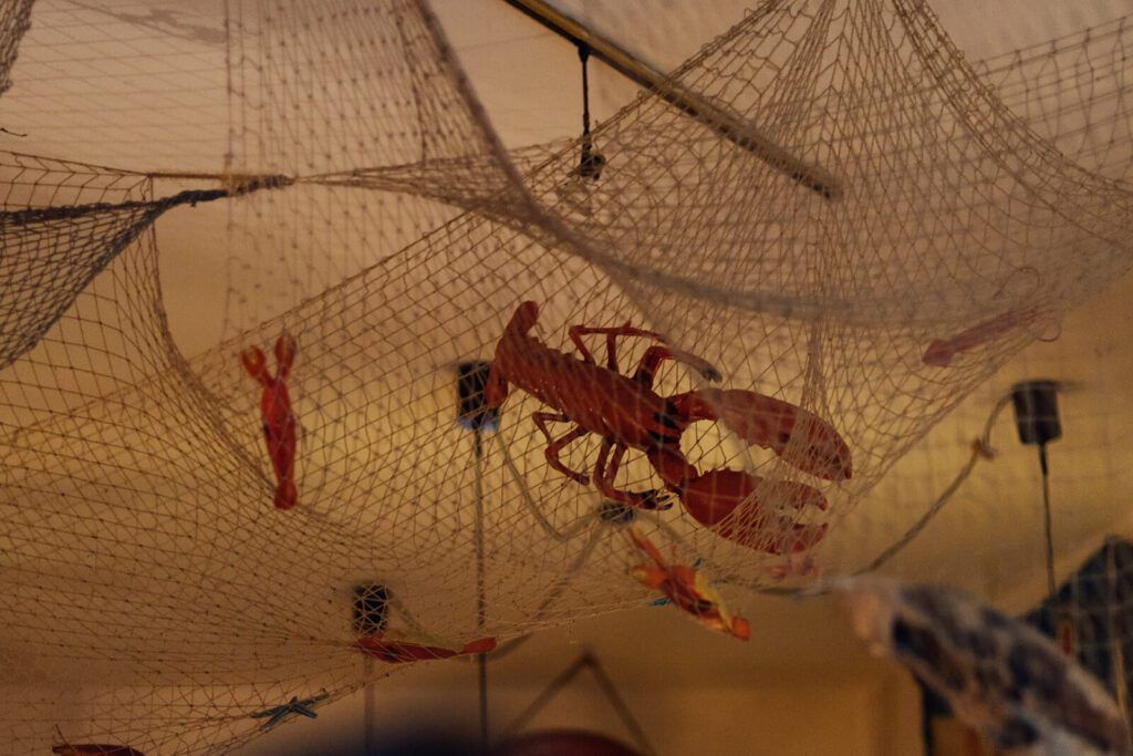 Liebevolle Tischdekoration im italienischen Restaurant Pizzeria Napoli Linden, bereit für die Hochzeitsfeier