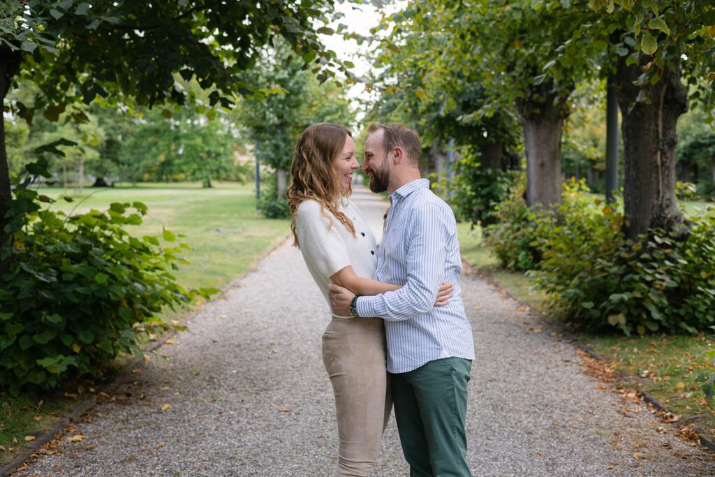 Inniger Augenblick unter den hohen Bäumen im Herrenhäuser Garten.