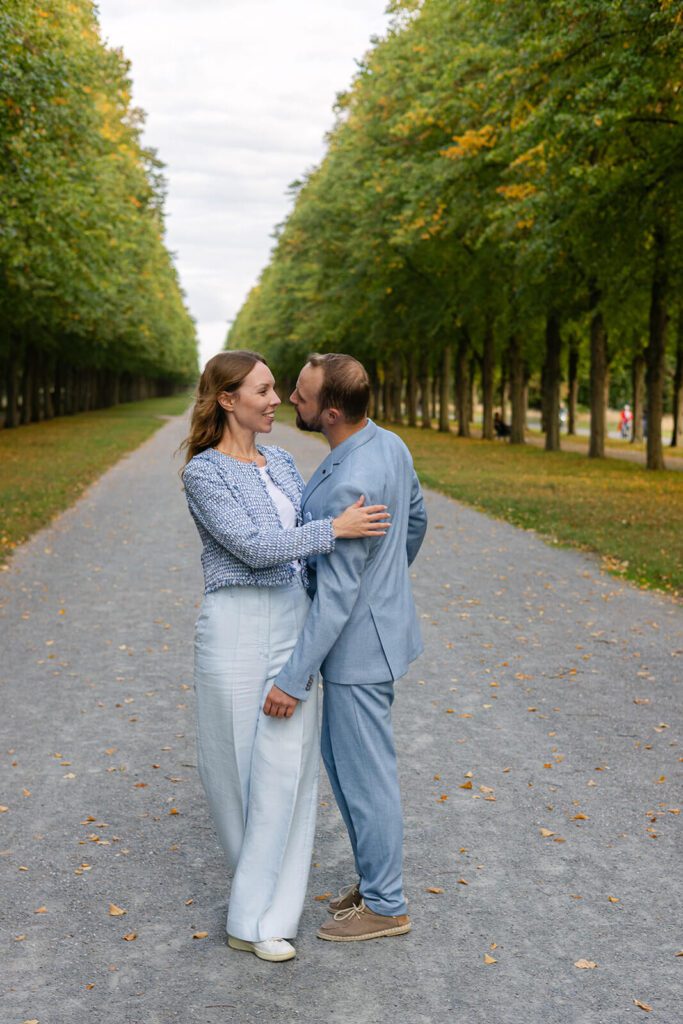 Das Paar genießt die ruhige Atmosphäre im farbenprächtigen Berggarten.