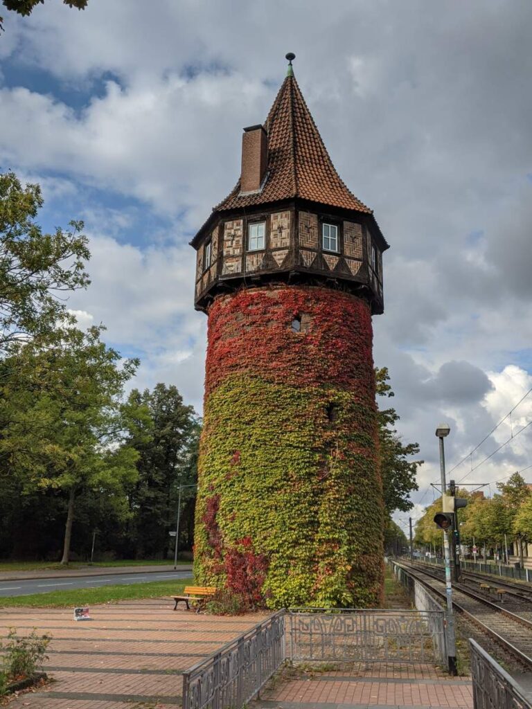 Döhrener Turm Hochzeit: „Intime Trauung im Döhrener Turm Hannover, kleine Hochzeitsgesellschaft vor historischen Mauern.