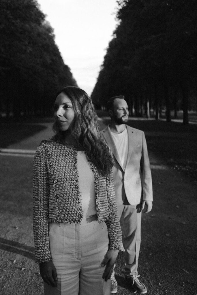 Natürliches Lachen während eines Spaziergangs durch den Berggarten