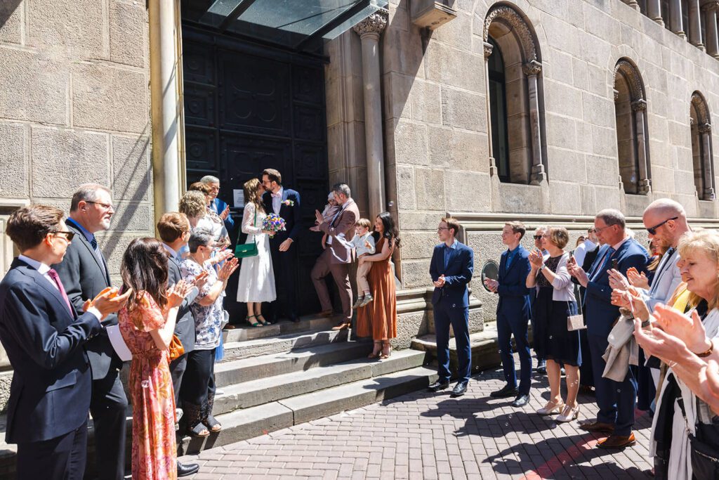 Hochzeitsgäste Spalier vor dem Alten Rathaus Hannover Marktplatz