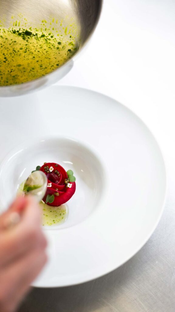 Detailaufnahme eines kunstvoll angerichteten Tellergerichts auf einer fine dining Feier