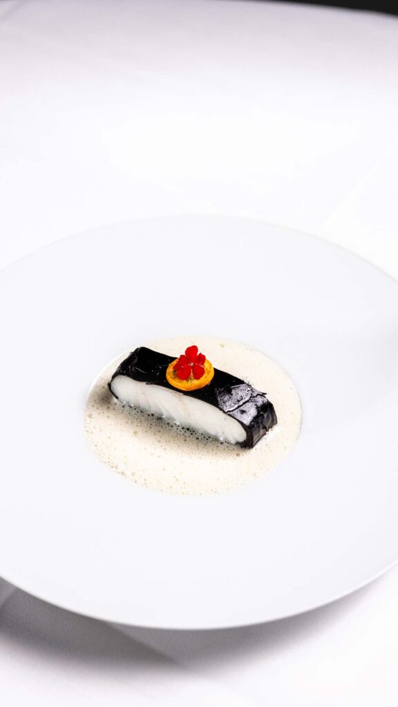 Gourmet-Menü in mehreren Gängen, serviert während einer stilvollen fine dining Feier