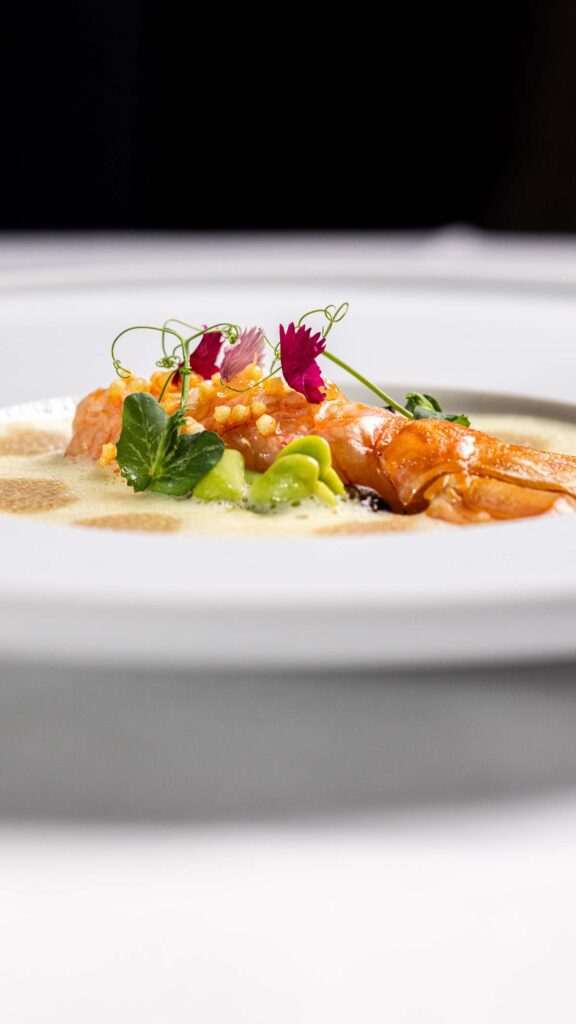 Elegant dekorierter Hochzeitstisch bei einer fine dining Feier mit Kerzenlicht und edlem Porzellan