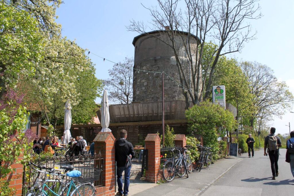 Lindener Turm Hochzeit: „Brautpaar im Lindener Turm Hannover bei romantischer Trauung mit historischer Kulisse und Panoramablick