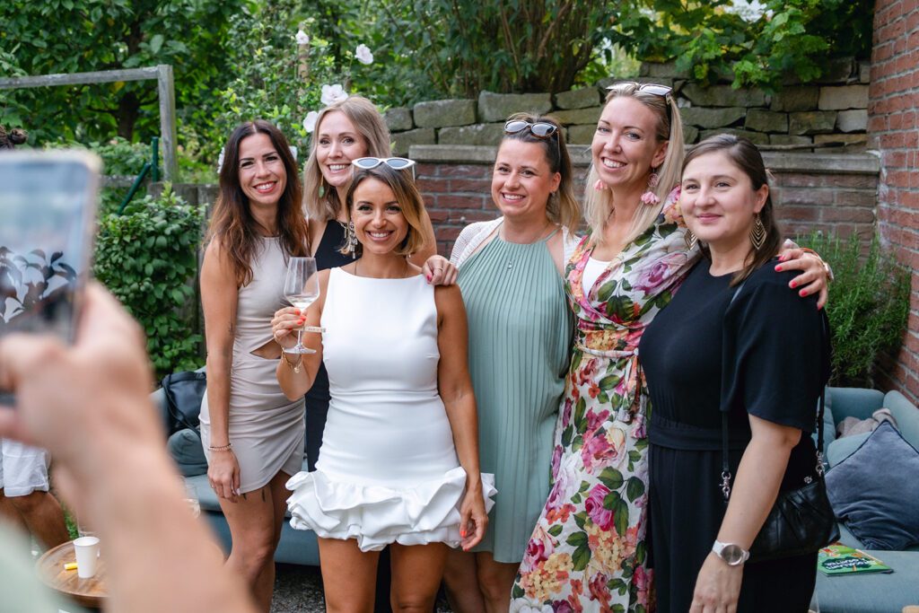 Trauzeugin organisiert den Junggesellinnenabschied mit Freundinnen