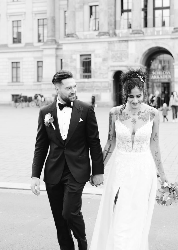 Braut und Bräutigam beim romantischen Spaziergang durch Braunschweigs Innenstadt.