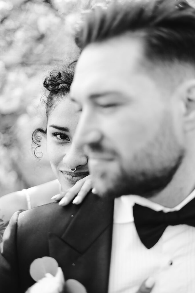 Hochzeitsfotos in der Stadt – glückliches Paar beim Fotoshooting in Braunschweig