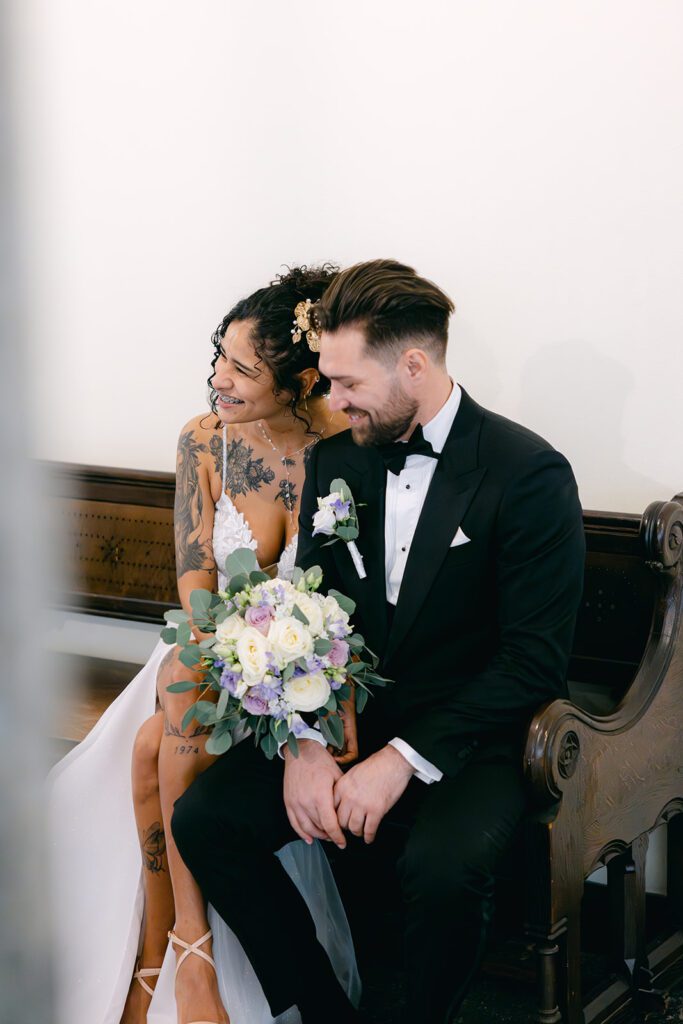 Heiraten in Braunschweig – Braut und Bräutigam strahlen vor dem Standesamt