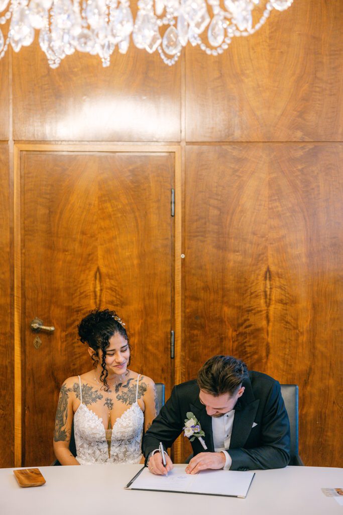 Nahaufnahme von Braut und Bräutigam voller Freude nach der Trauung.